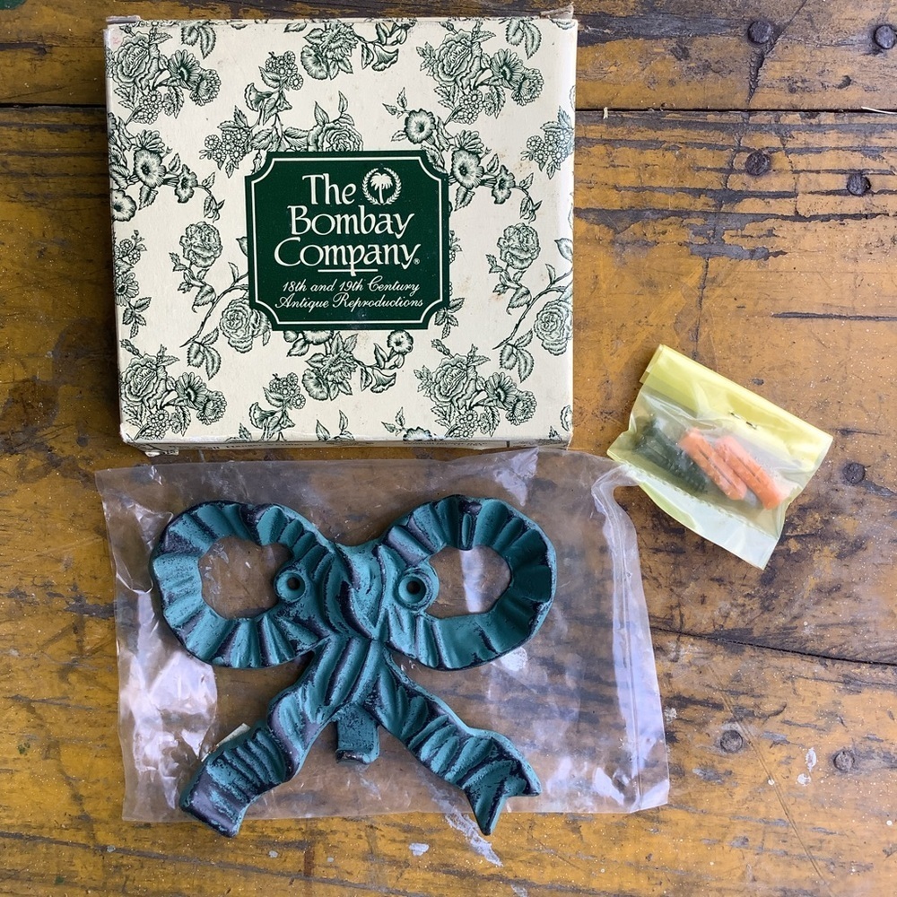 New Old Stock The Bombay Company Green Metal Bow Wall Hook